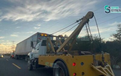 Se registran volcaduras de trailers por fuertes vientos en el lstmo