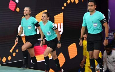 Stephanie Frappart hace historia al arbitrar encuentro en el Mundial