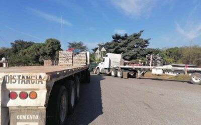 Transportistas de material pétreo bloquean carretera del Istmo