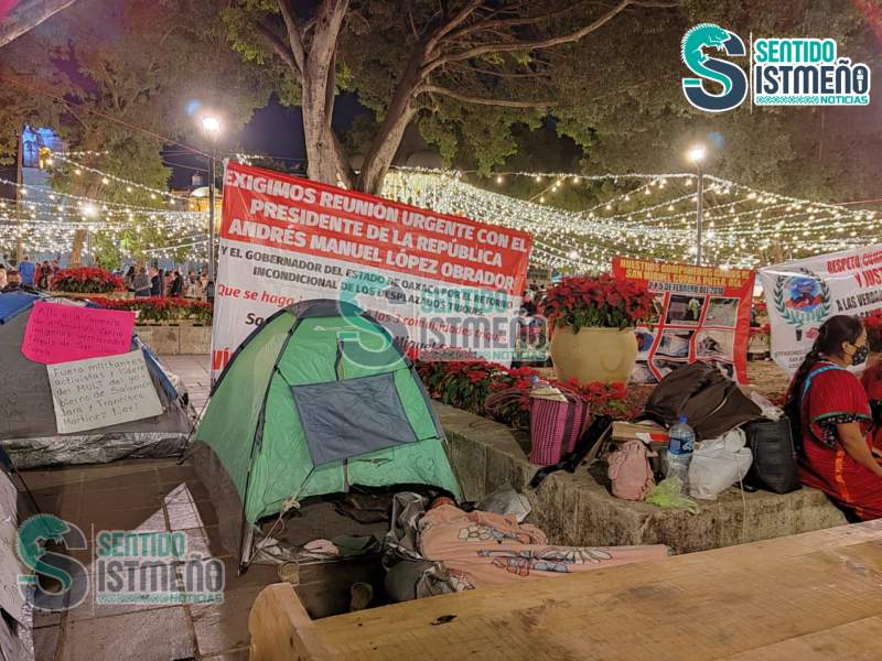 Triquis mueven sus casas de campaña para instalación de módulos de la Noche de Rábanos