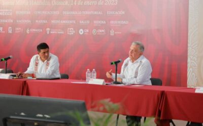 Andrés Manuel López Obrador y Salomón Jara Cruz, evalúan avances del Plan de apoyo a las personas afectadas por el huracán Agatha en 2022