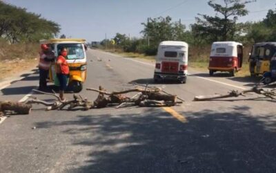 Bloquean seguidores de Roberto López Rosado la carretera en Juchitán