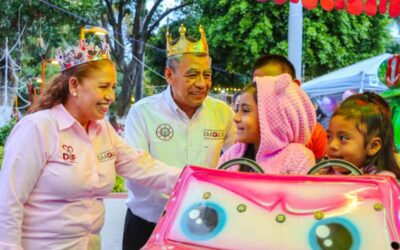 Carlos Rigoberto Chacón celebra junto a los Reyes Magos a las niñas y niños de Zaachila
