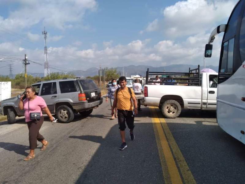 Con bloqueo carretero, exigen el suministro de agua potable en La Ventosa