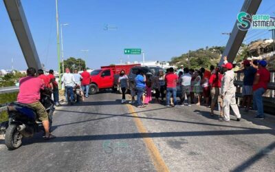 Locatarios de mercado de Tehuantepec, activan bloqueo carretero