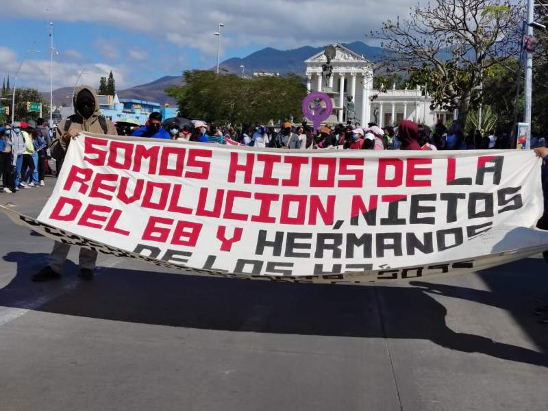 Marchan normalistas en la capital; van por respuestas a su pliego al Palacio de Gobierno