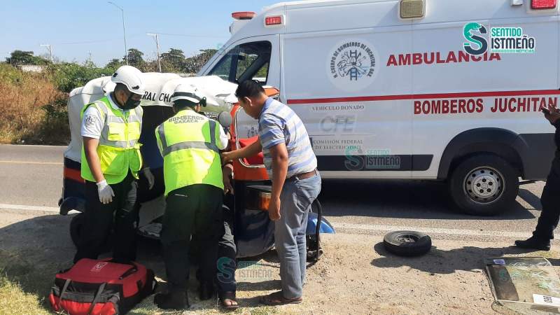 Moto taxi de Juchitán protagoniza aparatosa volcadura