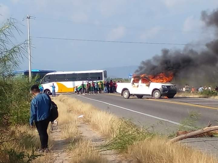 Queman vehículos en Puente Madera