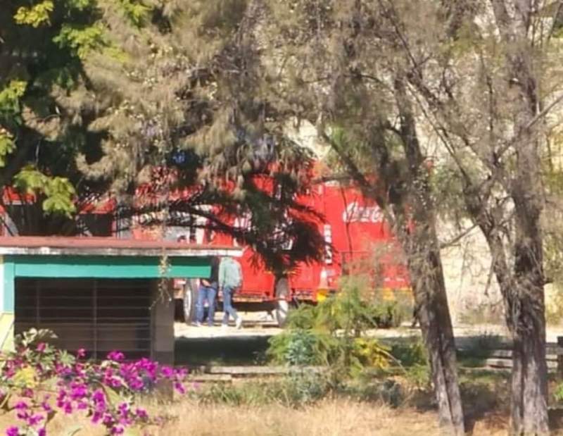 Saquean normalistas camiones de refresco en el CRENO