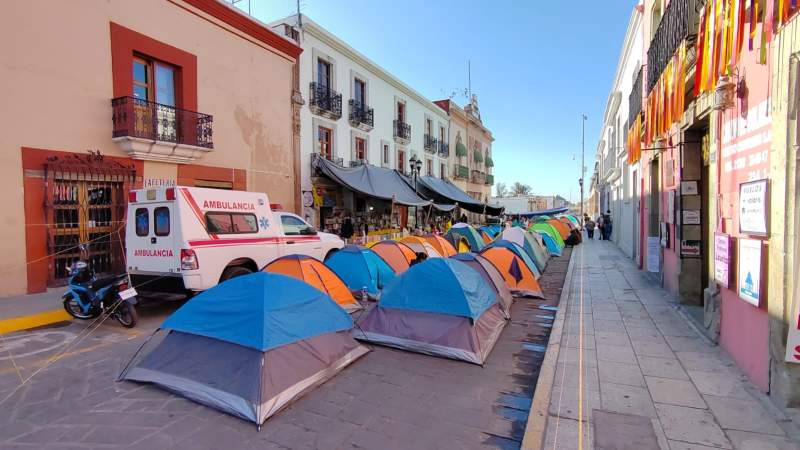 Se mantienen normalistas frente a la Sección 22 de la CNTE