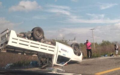 Se registra volcadura de camioneta en carretera del Istmo