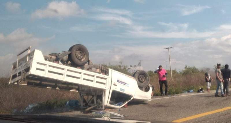 Se registra volcadura de camioneta en carretera del Istmo