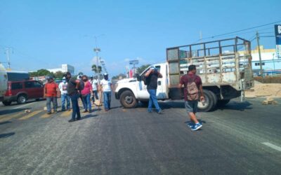 Trabajadores del ayuntamiento bloquean carretera federal; exigen se respeten sus demandas