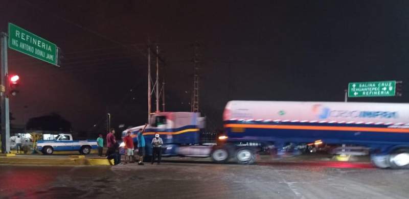 Transportistas bloquean accesos a la Refinería en Salina Cruz, en el Istmo