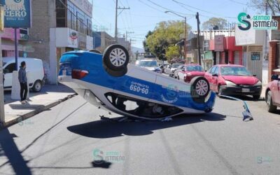 Un lesionado deja volcadura de taxi en Santa Lucía