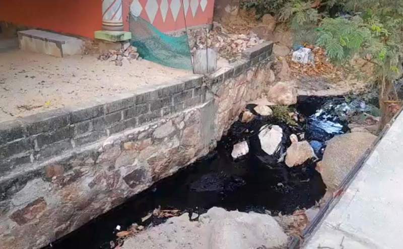 Vecinos de la colonia Linda Vista de Salina Cruz reportan fuga de Combustoleo Pesado