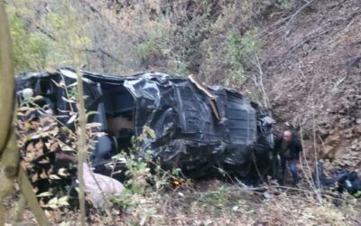 Vuelca autobús de la Banda Encinera; preliminar 2 muertos y 11 heridos