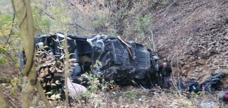 Vuelca autobús de la Banda Encinera; preliminar 2 muertos y 11 heridos