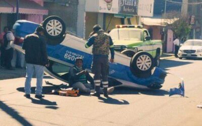 Vuelca taxi en Santa Lucía del Camino