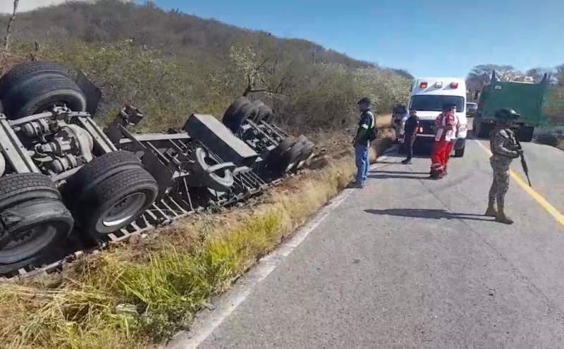 Vuelca tractocamión cargado con mallas metálicas cerca de Guelaguichi