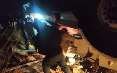 Vuelca trailer con cargamento de cemento, en el Istmo de Tehuantepec