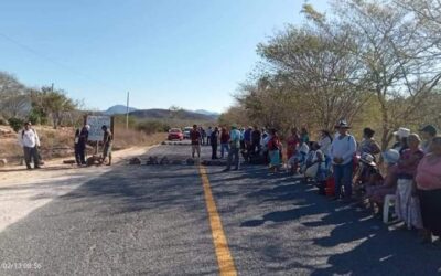 Bloquean carretera costera en tramo Salina Cruz- Huatulco