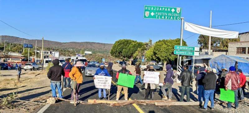 Bloquean carretera en la Mixteca de Oaxaca