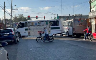 Bloquean normalistas a la altura del Hotel del Magisterio