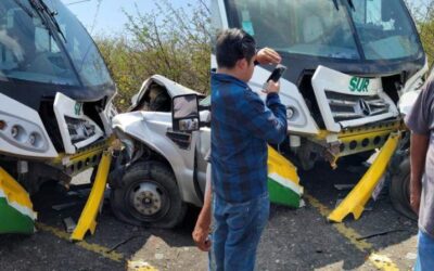 Chocan autobús y camioneta en carretera del Istmo