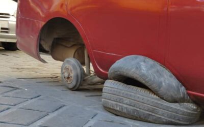 Dejan sin neumáticos a automóvil, en el centro de la capital