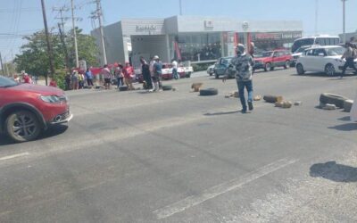 Desaparición de una mujer, provoca bloqueo en Salina Cruz