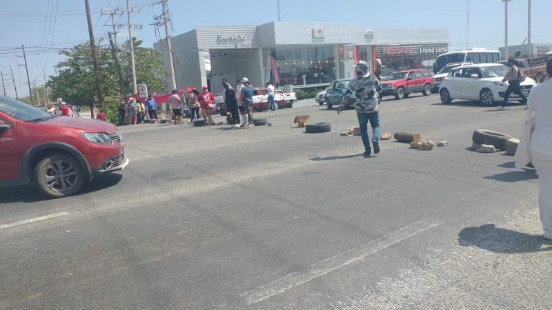 Desaparición de una mujer, provoca bloqueo en Salina Cruz