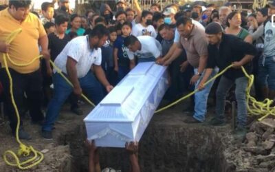 Entierran a los dos menores asesinados en Juchitán