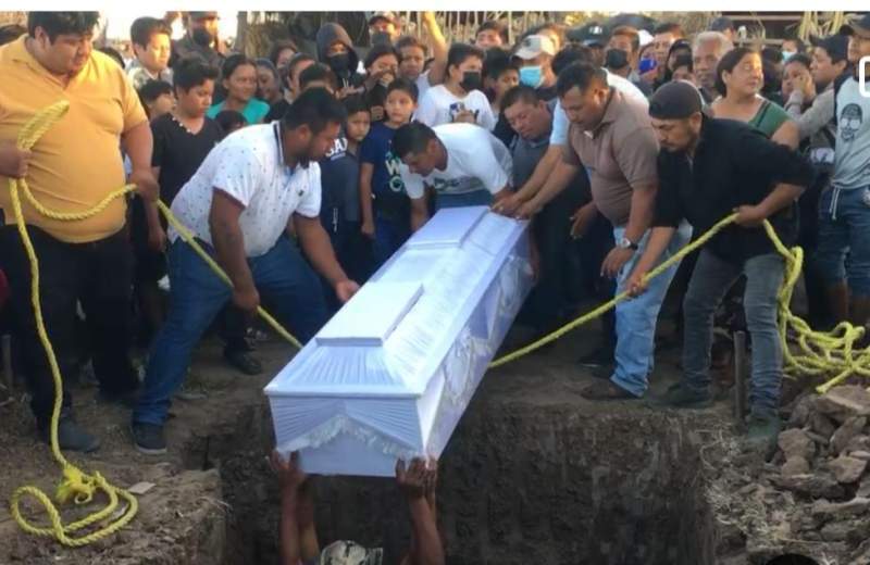 Entierran a los dos menores asesinados en Juchitán