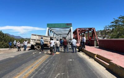 Habitantes de Cajón de Piedra bloquean Puente de Fierro de Tehuantepec
