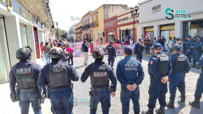 Impiden ingreso de grupo de desplazadas al Zócalo que pretendía instalarse en plantón