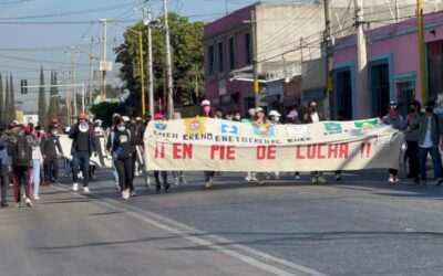Normalistas marchan en la Ciudad de Oaxaca