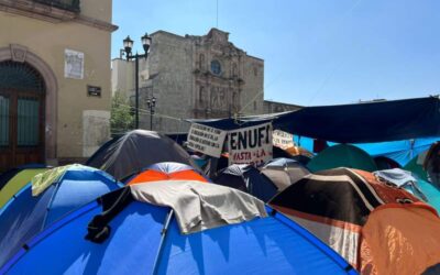 Normalistas siguen sin aceptar mesa con el IEEPO y mantienen plantón