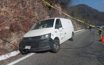 Pierde la vida al ser impactado por una roca en carretera Costera