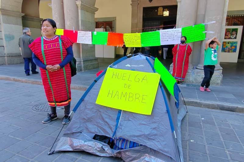 Regresa Lorena Merino y triquis al Palacio con huelga de hambre