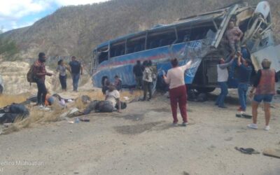 Reportan varios fallecidos en accidente de autobús en Oaxaca; llevaba migrantes
