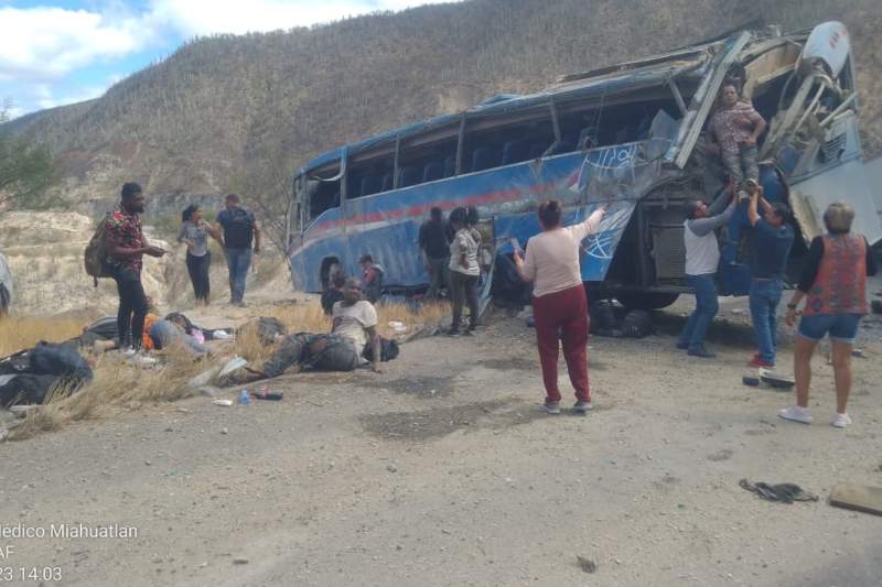 Reportan varios fallecidos en accidente de autobús en Oaxaca; llevaba migrantes