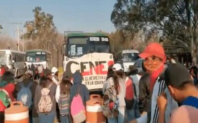 Retienen normalistas autobuses en la ENEPO