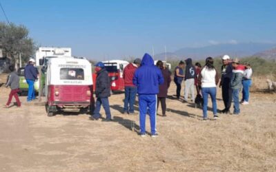 Vecinos del fraccionamiento Rancho Valle del Lago retienen vehículos cargados de basura de Oaxaca de Juárez