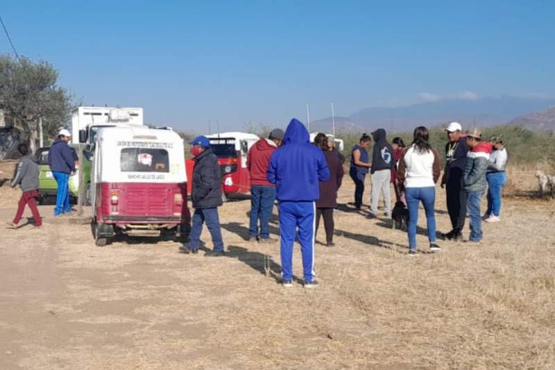 Vecinos del fraccionamiento Rancho Valle del Lago retienen vehículos cargados de basura de Oaxaca de Juárez