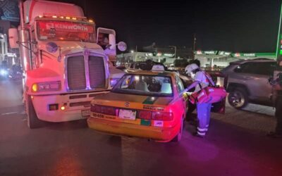 Volteo vuelca y cae sobre una casa en San Pedro Ixtlahuaca