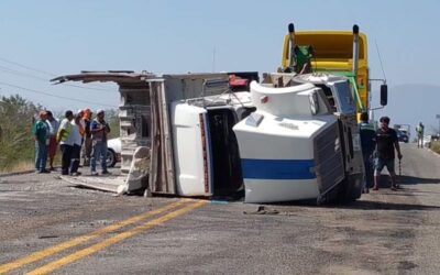 Vuelca camión de volteo con material pétreo en Salina Cruz