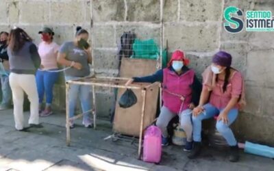 Ambulantes se encadenan para evitar ser retirados de la vía pública en la capital