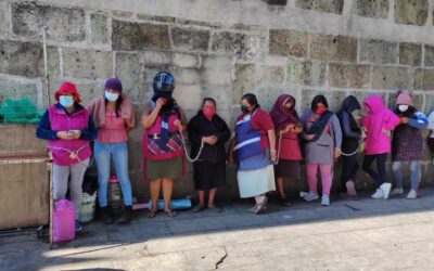 Ambulantes se encadenan para evitar ser retirados de la vía pública en la capital