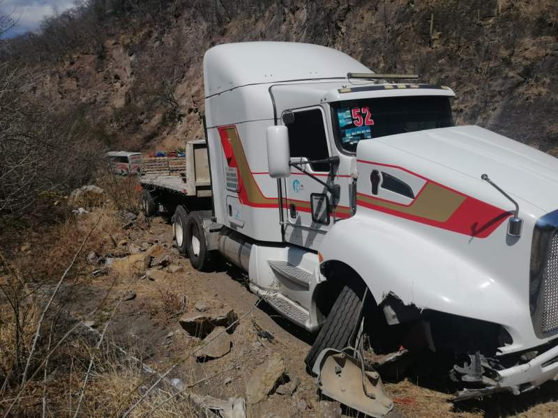 Chocan trailer y autobús OCC en la carretera Tehuantepec – Oaxaca